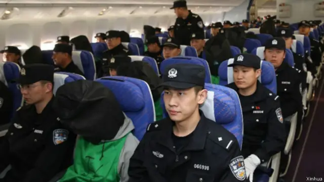 诈骗集团嫌犯被带上遣送中国的专机