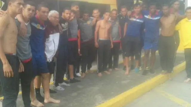 نشر الفريق صورة على موقع تويتر لحالة أفراده بعد السطو المسلح على حافلتهم