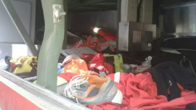 فتش المسلحون في الحقائب عن أي أشياء ثمينة قد يجدونها