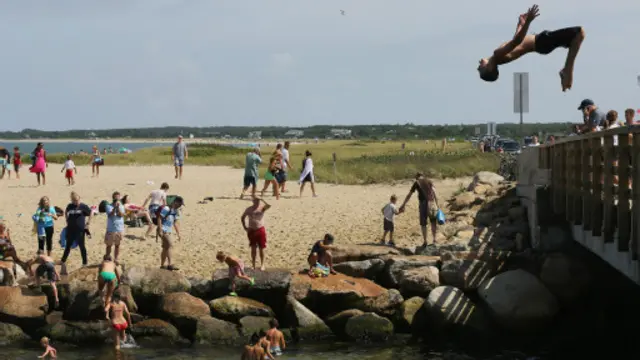 对于那些喜欢拿“夏天”说事儿的美国人而言,坐落于马萨诸塞州科德角(Cape Cod)南部的马萨葡萄园岛(Martha’s Vineyard)是个正当红的“去夏天”胜地。(图片来源:Getty Images)