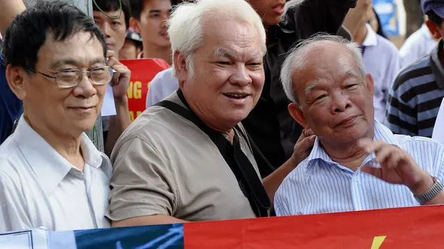 Nhà văn Nguyên Ngọc (phải) trong một cuộc tuần hành ôn hòa năm 2014