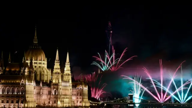 多瑙河畔的烟花绚烂映照着匈牙利国会大厦（图片来源： Getty Images）
