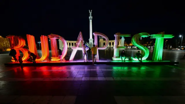 当地居民和游客在布达佩斯英雄广场前写有“布达佩斯”字样的巨大标识前拍照留念（图片来源： Getty Images）