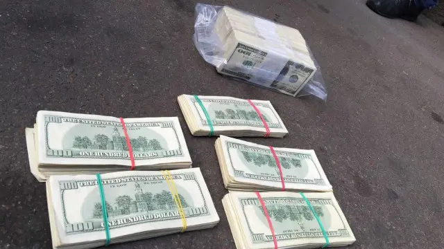 Чиновники і депутати задекларували величезні суми готівки