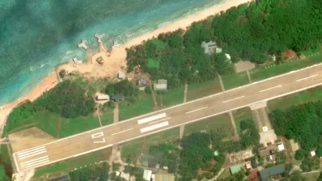 Ảnh chụp vệ tinh của Google Earth cho thấy có bốn cấu trúc mới, mỗi cấu trúc có hình ba ngạnh, được xây ở phía tây bắc bờ biển đảo Ba Bình