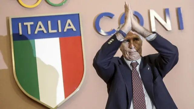 意大利奧委會主席馬拉戈雙手合十