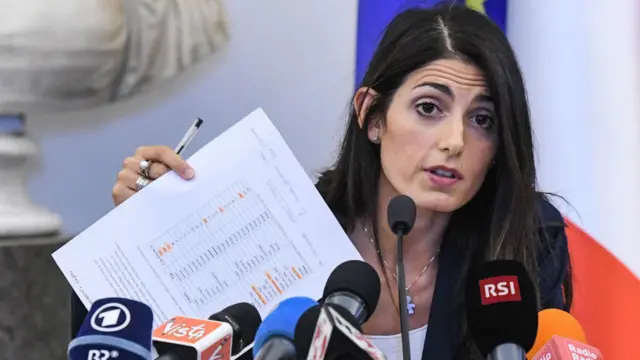 羅馬市長拉吉在記者會上