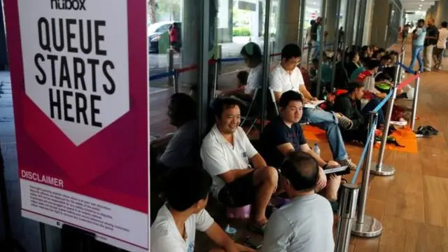 سنگاپور میں بھی دیگر مقامات کی طرح آئی فون خریدنے کے لیے قطاریں دیکھی گئیں
