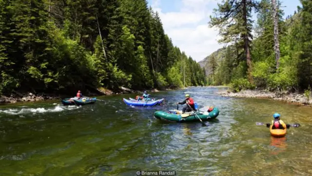 一群凖備好勇闖賽爾韋河的划船者（圖片來源：Brianna Randall）