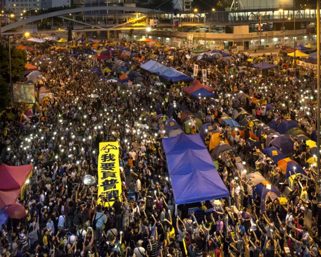 “占领中环”支持者占满金钟夏愨道主占领区(28/10/2014)