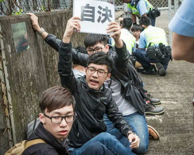 罗冠聪(中)试图向中国全国人大常委会委员长张德江的车队抗议(19/5/2016)