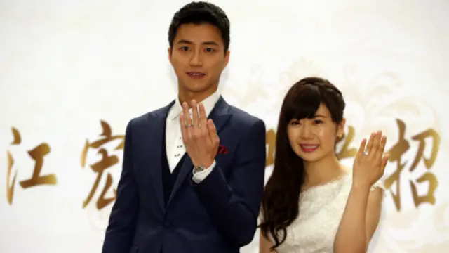 跨国记者会上两人秀出江宏杰亲自设计的钻戒