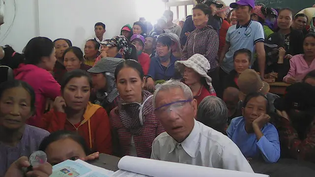 Các hộ dân kê khai thiệt hại dưới sự hỗ trợ và tư vấn của các luật sư.