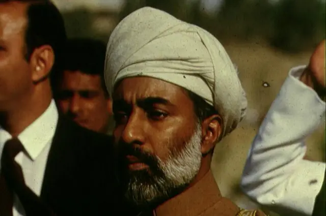 سلطان قابوس در سال ۱۹۷۰ میلادی با کودتا علیه پدر خود به قدرت رسید و با ایران رابطه گرمی دارد