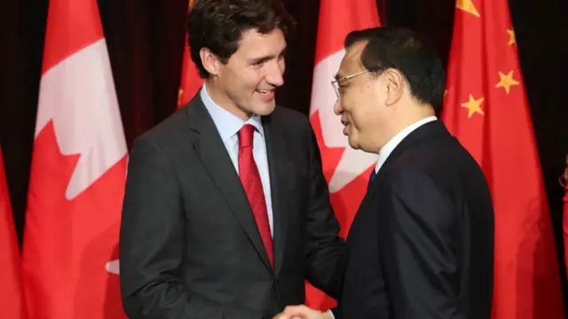 特魯多和李克強握手