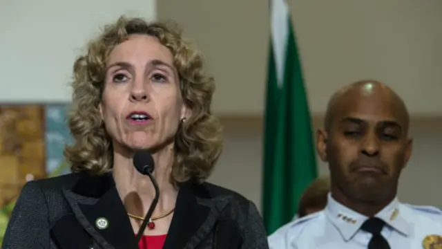 جنیفر رابرتس، شهردار شارلوت سرانجام با برقراری مقررات منع رفت و آمد موافقت کرد