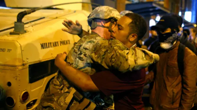 یکی از معترضان و یک عضو گارد ملی