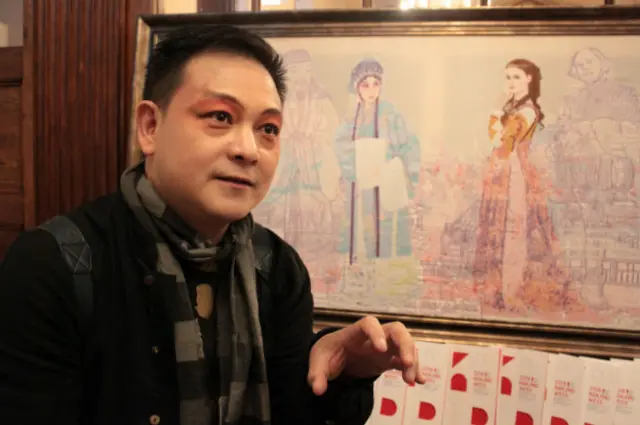 柯军说压力很大，表演前一度坐在教堂后排座位沉思入戏