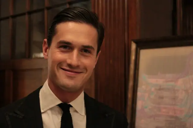 查理·西姆在中国也很有名，俊朗外表和音乐才华吸引了不少女粉丝，他成为南京周的推广大使