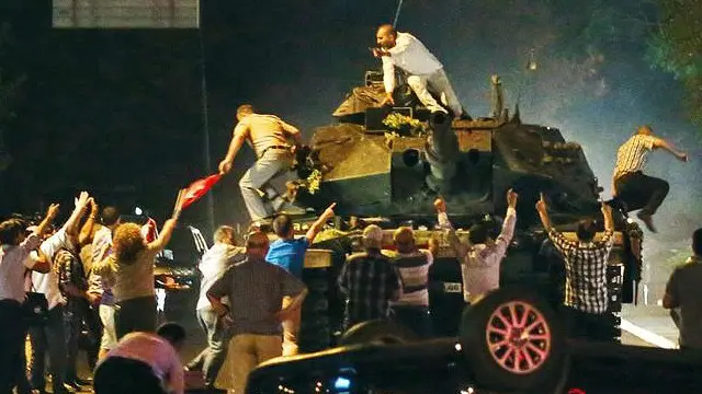 شارك مواطنون أتراك بأنفسهم في مواجهة محاولة الانقلاب