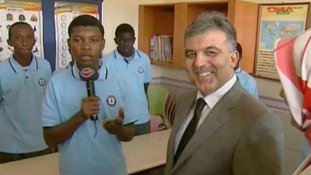الرئيس التركي السابق عبد الله غُل في افتتاح إحدى المدارس في كينيا عام 2009
