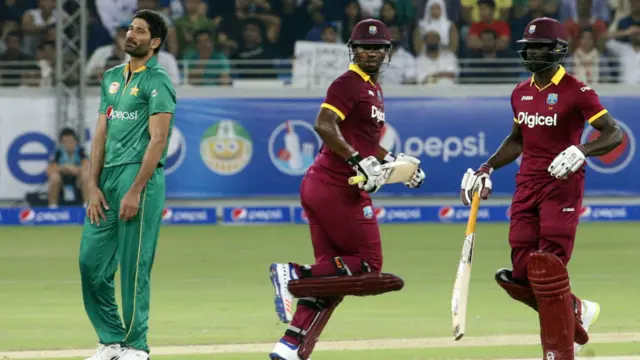 سہیل تنویر کو اپنے پہلے اوور میں دو چوکے لگے