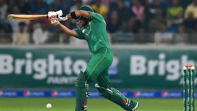 بابر اعظم نے چھ چوکوں اور دو چھکوں کی مدد سے 55 رنز کی شاندار اننگز کھیلی۔