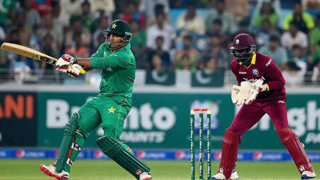 پاکستانی اوپنر شرجیل خان 22 رنز بنا کر آؤٹ ہو گئے۔