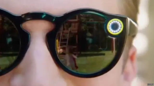 短信多媒体社交软件Snapchat公司宣布推出其首款小工具：有内置智能摄像头的太阳镜。