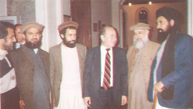 بوریس پانکین وزیر خارجه شوروی (نفر سوم از راست) در دیدار با نمایندگان مجاهدین در مسکو، اشغال افغانستان را محکوم کرد