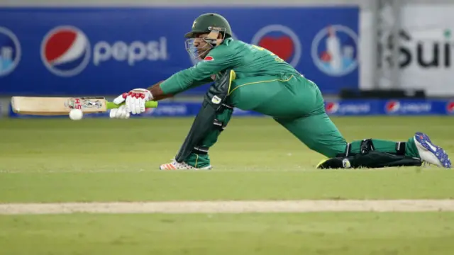 کپتان سرفراز احمد اور شعیب ملک عمدہ شراکت قائم کرتے ہوئے سکور میں تیزی سے 68 رنز کا اضافہ کیا۔