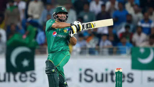 خالد لطیف 36 گیندوں پر 40 رنز کی اچھی اننگز کھیلنے کے بعد رن آؤٹ ہوگئے