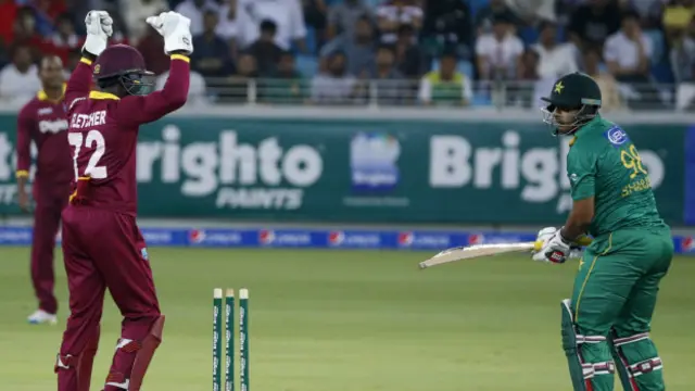 ویسٹ انڈیز کے کپتان کارلوس بریتھویٹ نے ٹاس جیت کر پہلے بولنگ کا فیصلہ کیا تو پاکستان نے مقررہ 20 اوورز میں چار وکٹوں کے نقصان پر 160 رنز بنائے۔