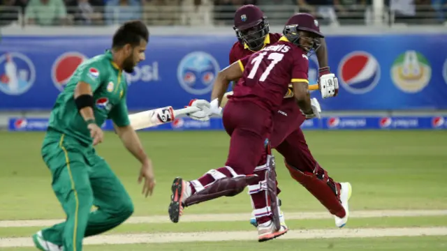 ویسٹ انڈیز کی بیٹنگ شروع سے ہی مشکلات کا شکار رہی اور وقفے وقفے سے اس کی وکٹیں گرتی رہی۔