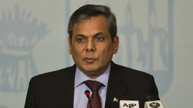 پاکستان کے دفتر خارجہ کے ترجمان نفیس زکریا نے سماجی رابطے کی سائٹ ٹوئٹر پر اپنے ٹویٹ میں کہا کہ ہندوستان کا اعلان غیر متوقع ہے اور اس حوالے سے ہم سے باضابطہ رابطہ نہیں کیا گیا