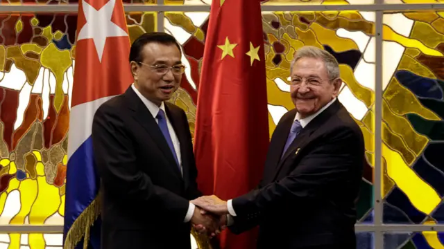 李克強與勞爾·卡斯特羅握手