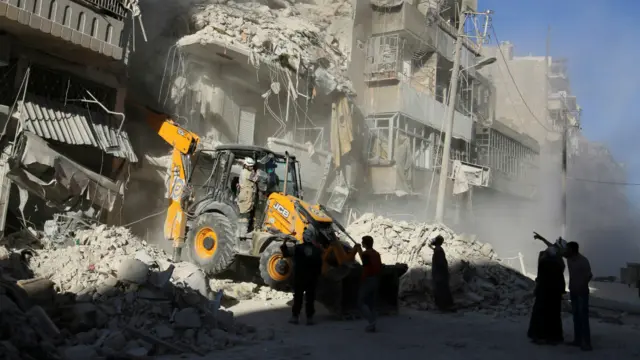 受到政府军猛烈袭击的阿勒颇居民区