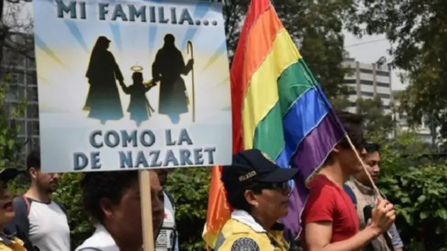 يرى المعارضون أن إضفاء الصفة القانونية على زواج المثليين يشكل خطرا على الأسرة