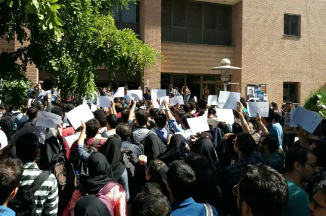 عکس‌های ارسالی مخاطبان بی‌بی‌سی فارسی از تجمع امروز در دانشگاه شریف تهران