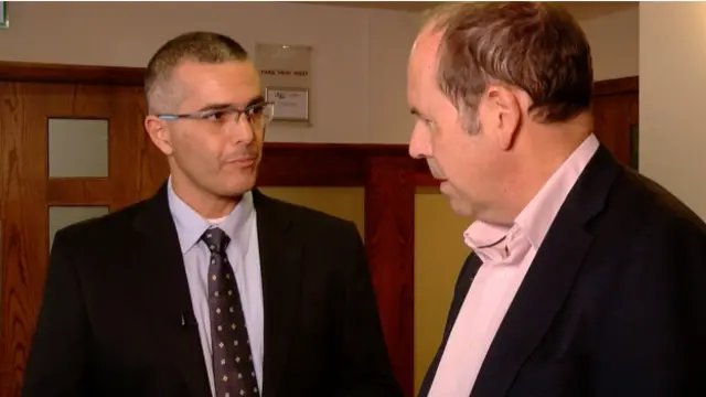 Yuval Ben-Moshe menunjukkan teknologi Cellebrite.