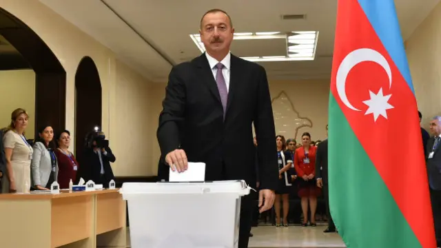 منتقدان رئیس جمهور آذبایجان او را متهم میکنند که قوانین کنونی را برای یک "نظام پادشاهی" کافی نمیداند و در پی قوانین سرکوبگرانه بیشتر است