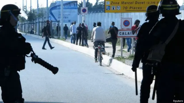 پلیس فرانسه در جاده مرزی نزدیک اردوگاه حضور دائمی دارد