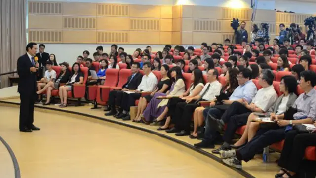 台灣前總統馬英九，因應東吳大學邀請，回校擔任學者辦講座，主辦單位稱現場「座無虛席」。