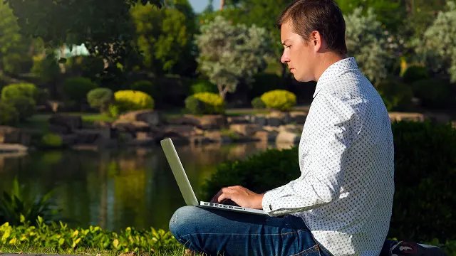 Чоловік працює на природі