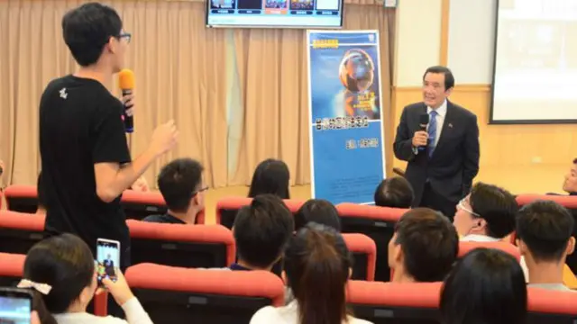 對於學生提問，前總統馬英九「積極回應」。