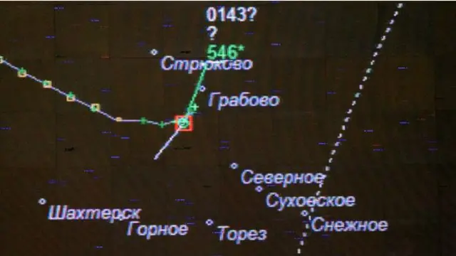 На екрані "Утес-Т" жовтими квадратиками позначені покази вторинного радіолокатора, зеленими хрестиками - первинного локатора, який продовжив відстежувати траєкторію польоту фрагментів "Боїнга", коли той розвалився на частини