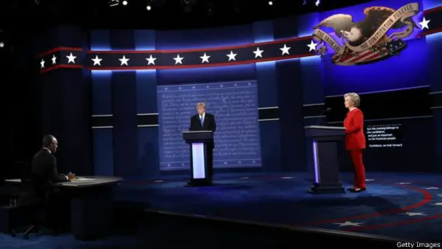 انتخاب سے قبل جائزوں کے مطابق ڈونلڈ ٹرمپ اور ہلیری کلنٹن کے درمیان سخت مقابلہ ہے