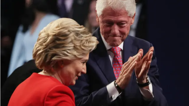 Bill Clinton dan istrinya, Hillary Clinton, usai debat presiden.