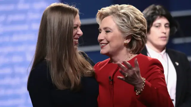 Anak Hillary, Chelsea Clinton, menyambut ibunya usai debat capres.