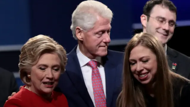 هیلاری کلینتون به همراه بیل و چلسی